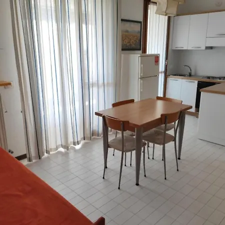 Flat With Covered Terrace Appartamento Lignano Sabbiadoro